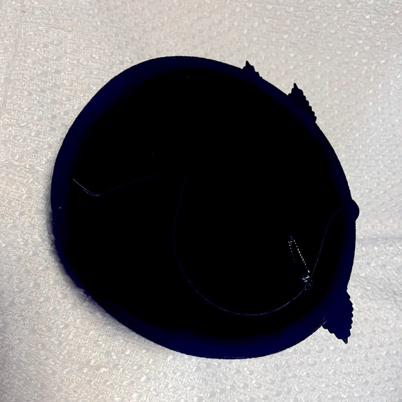 Vintage wool felt fascinator with monochromatic flower with leaves - Picture 7 of 9